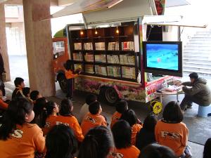 鄉公所行動圖書車到校，開新視窗